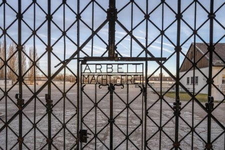 DACHAU, ALEMANIA El trabajo te da una señal gratuita en las puertas del Campo de Concentración de Dachau.