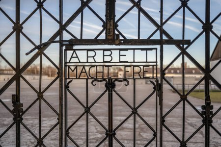 DACHAU, DEUTSCHLAND Arbeit setzt freie Zeichen an Toren im KZ Dachau.