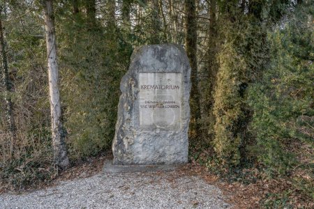 Dachau Concentration Camp Memorial Site. Monument aux victimes. Le panneau devant le crématorium du bâtiment dit en allemand : Pensez à la façon dont nous sommes morts ici
