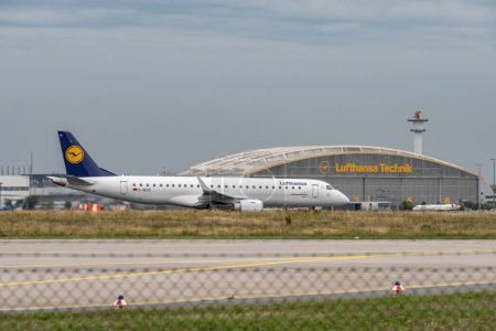 Foto de Frankfurt Alemania 11.08.19 Lufthansa Technik tec hangar de reparación. Eje principal de Fraport City Line y Lufthansa Cargo. - Imagen libre de derechos