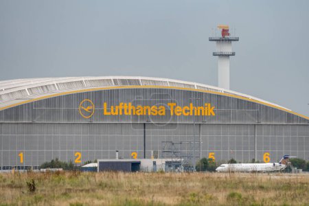Foto de Frankfurt Alemania 11.08.19 Lufthansa Technik tec hangar de reparación. Eje principal de Fraport City Line y Lufthansa Cargo. - Imagen libre de derechos