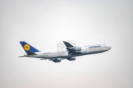 Foto de Frankfurt Alemania 11.08.19 Lufthansa Boeing 747-830 - B748 salida en el aeropuerto de Fraport D-ABYD. - Imagen libre de derechos