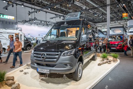 Foto de Duesseldorf Alemania 01.09.2019 Mercedes CamperVan fabricante de camping durante la feria Caravan Salon. - Imagen libre de derechos