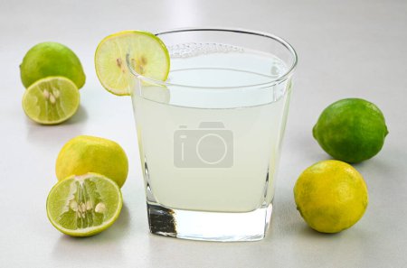 Foto de Fresh lime juice in a glass cup - Imagen libre de derechos