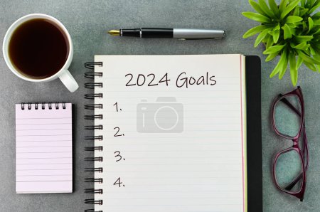 Foto de Escribir sus metas para el nuevo año 2024 - Imagen libre de derechos
