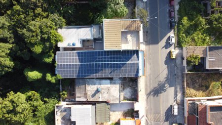 Fotos von Dächern mit Photovoltaikmodulen Solarenergie
