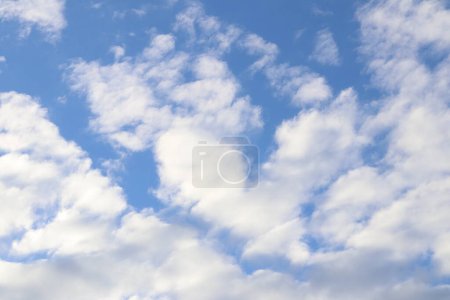 Foto de Nubes con Blue Sky Mountain - Imagen libre de derechos