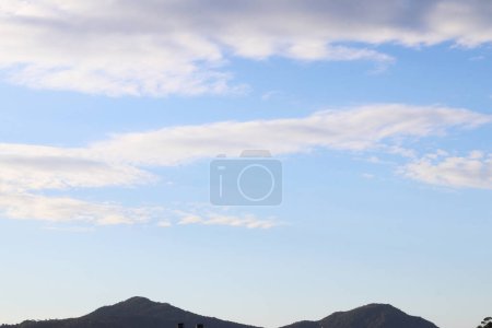 Foto de Nubes con Blue Sky Mountain - Imagen libre de derechos