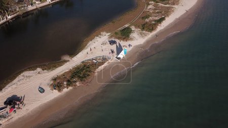 Téléchargez les photos : Rencontre de la mer et de la lagune - Plage de Ponta de Canas - Florianpolis - en image libre de droit