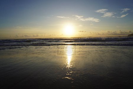 Téléchargez les photos : Lever de soleil à la plage de Santinho Floripa - en image libre de droit
