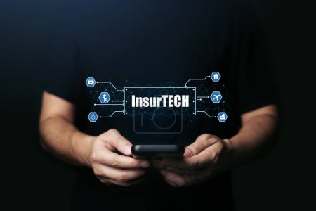 Versicherungstechnologie (Insurtech) Konzept, Hand des Geschäftsmannes sucht Dateninformationen auf dem Smartphone.