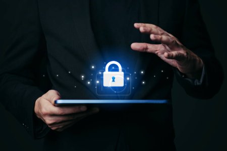 Foto de Concepto de seguridad cibernética, red de protección de manos de hombre de negocios con icono de bloqueo y pantallas virtuales en la tableta. - Imagen libre de derechos