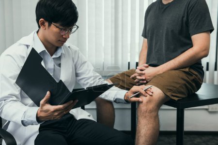 Téléchargez les photos : Physiothérapeutes asiatiques examinent les résultats des traitements du genou. - en image libre de droit