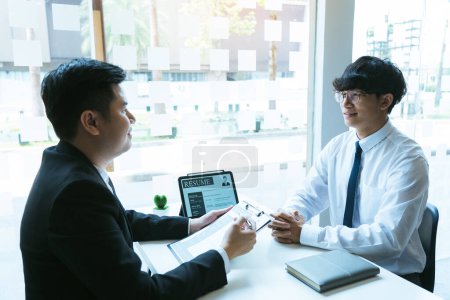 Téléchargez les photos : Asiatique jeune adulte assis au bureau en face de gestionnaire interviewé entretien d'emploi dans la salle d'affaires. - en image libre de droit