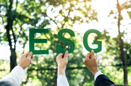 Manos del equipo empresarial con texto ESG, Concepto de gobernanza ambiental, social y corporativa.