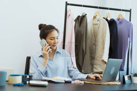 Téléchargez les photos : Entrepreneur asiatique parle aux clients au téléphone au sujet de leur ramassage. - en image libre de droit