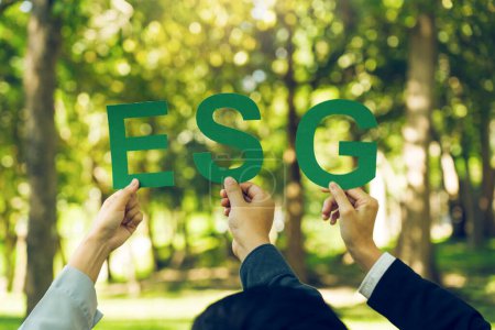 Téléchargez les photos : Équipe mains d'affaires tenant le texte ESG, Concept de gouvernance environnementale, sociale et d'entreprise. - en image libre de droit