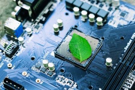 Téléchargez les photos : Feuilles vertes à l'intérieur d'un circuit informatique technologie verte et technologie environnementale Nature combinée à la technologie numérique. - en image libre de droit