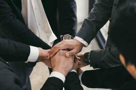 Téléchargez les photos : Gros plan d'un groupe de gens d'affaires unissant leurs mains dans l'unité
. - en image libre de droit