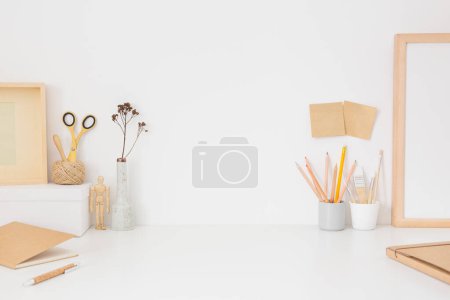 Foto de Hogar espacio de trabajo, escritorio creativo con suministros de madera y pared. - Imagen libre de derechos