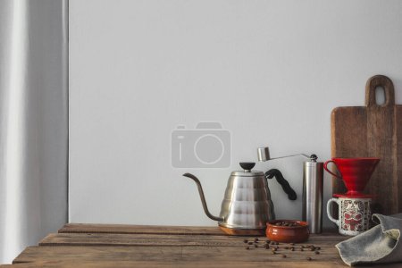 Foto de Inicio set de cerveza barista con cafetera de mano, amoladora manual, hervidor de goteo de diseño - Imagen libre de derechos