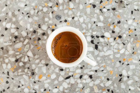 Téléchargez les photos : Une tasse de café expresso chaud sur la table. vue de dessus - en image libre de droit
