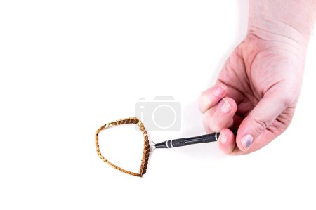 Foto de Recogiendo una pulsera segmentada de oro con una herramienta de abalorios de joyería - Imagen libre de derechos