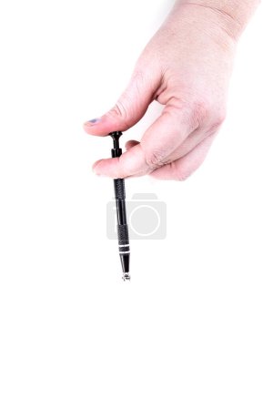 Foto de Mano humana agarrando una cuenta con una herramienta de agarre de alambre - Imagen libre de derechos