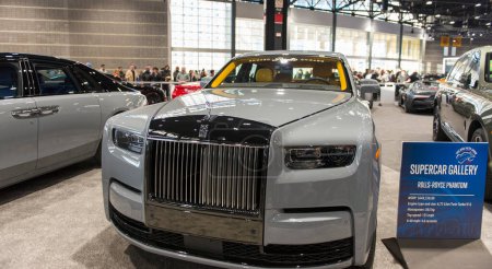 Foto de Chicago, IL, Estados Unidos - 17 de febrero de 2024: Rolls-Royce Phantom en el Chicago Auto Show. - Imagen libre de derechos
