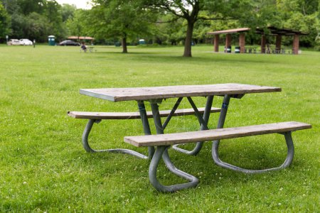 Foto de Park Picnic banco de mesa descanso relajarse al aire libre. Bancos y mesas sobre césped verde en zona recreativa. - Imagen libre de derechos