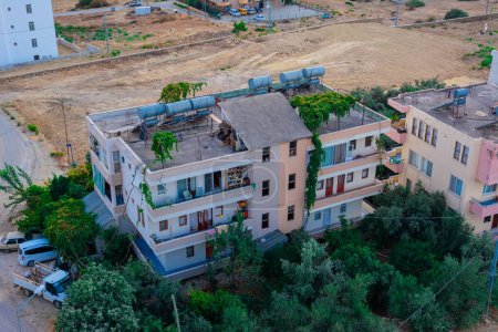 Téléchargez les photos : Une vieille maison turque entourée d'un jardin verdoyant. Immeuble à étages en Turquie. - en image libre de droit