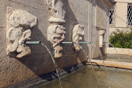 Italienische Stadt Numana, Innenstadt, Fontana del XVII secolo. Ein antiker Brunnen in der italienischen Stadt.
