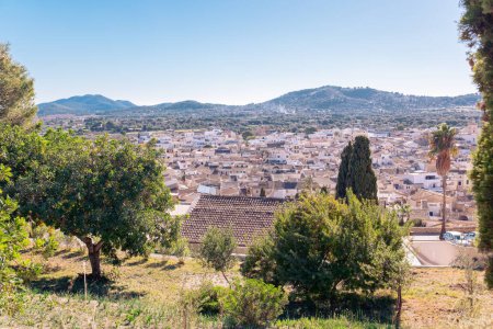 Hermosa vista sobre la ciudad de Arta, Mallorca en día soleado. Ciudad Vieja, popular lugar turístico.