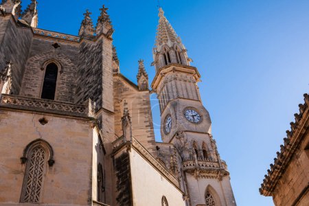 Kathedrale in Manacor, Mallorca. Schöne Sicht auf den Uhrturm. Bauliche Meisterwerke in Balearen, Spanien.