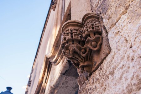 Kathedrale in Manacor, Mallorca. Schöne Sicht auf den Uhrturm. Bauliche Meisterwerke in Balearen, Spanien.