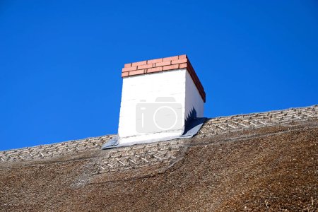 Téléchargez les photos : Cheminée blanche au sommet d'un toit de chaume, Kings Bromley, Staffordshire, Angleterre, Royaume-Uni, Europe. - en image libre de droit