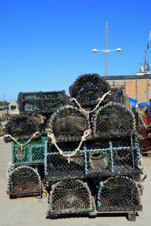 Foto de Colección de ollas de langosta apiladas a lo largo del puerto, West Bay, Dorset, Reino Unido, Europa - Imagen libre de derechos