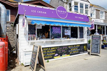 Foto de LYME REGIS, Reino Unido - 14 de mayo de 2022 - quiosco de helados de Baboo a lo largo del paseo marítimo, Lyme Regis, Dorset, Reino Unido, Europa, 14 de mayo de 2022. - Imagen libre de derechos