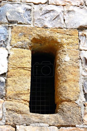 Téléchargez les photos : Petite fenêtre sur le côté du porche de l'école préparatoire Chard le long de Fore Street dans la vieille ville, Chard, Somerset, Royaume-Uni, Europe, Chard, Somerset, Royaume-Uni, Europe, - en image libre de droit