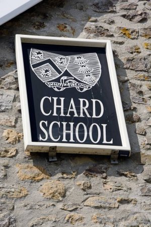 Téléchargez les photos : CHARD, Royaume-Uni - 25 JUIN 2023 - Sign for Chard Preparatory School in the old town, Chard, Somerset, Royaume-Uni, Europe, 25 juin 2023. - en image libre de droit