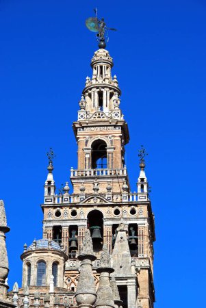 Kathedrale der Heiligen Maria vom See (Catedral de Santa Maria de la Sede) und Turm der Giralda, Sevilla, Provinz Sevilla, Andalusien, Spanien, Europa.