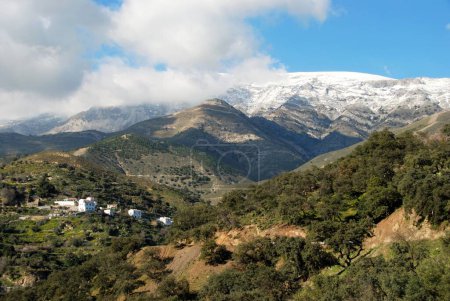 Blick auf den Hügel und die Berge in der Nähe der Stadt Salares, Costa del Sol, Provinz Malaga, Andalusien, Spanien.
