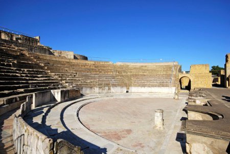 Bühne und Sitzgelegenheiten des Römischen Theaters, Santiponce, Italica, Sevilla, Provinz Sevilla, Andalusien, Spanien.
