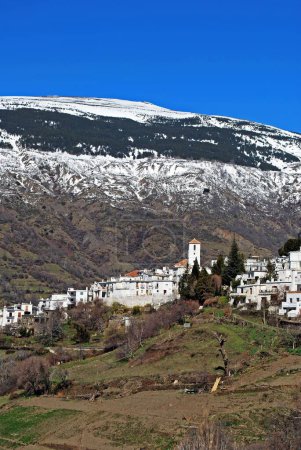 Gesamtansicht von Dorf und schneebedeckten Bergen, Capileira, las alpujarras, Provinz Granada, Andalusien, Spanien, Westeuropa.