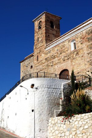 Kirche (Parroquia de la Encarnacion), pueblo blanco (weiß getünchtes Dorf), Benaque, Costa del Sol, Provinz Malaga, Andalusien, Spanien.