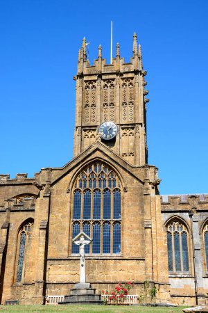 Vista frontal de la iglesia de Santa María en el centro de la ciudad con el monumento a la guerra y crucifijo en primer plano, Ilminster, Somerset, Reino Unido, Europa