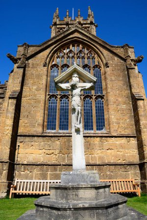 Vorderansicht der St. Marys Minster Church im Stadtzentrum mit dem Kriegerdenkmal und Kruzifix im Vordergrund, Ilminster, Somerset, Großbritannien, Europa