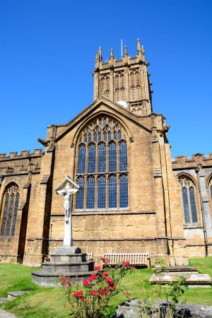 Vista frontal de la iglesia de Santa María en el centro de la ciudad con el cementerio en primer plano, Ilminster, Somerset, Reino Unido, Europa
