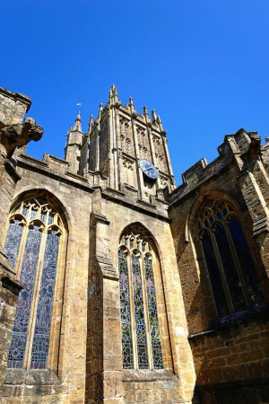 Vorderseite der St. Marys Minster Church Buntglasfenster und Turm, Ilminster, Somerset, Großbritannien, Europa
