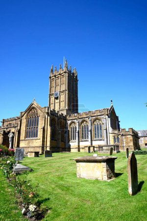 Vista frontal de la iglesia de Santa María en el centro de la ciudad con el cementerio en primer plano, Ilminster, Somerset, Reino Unido, Europa